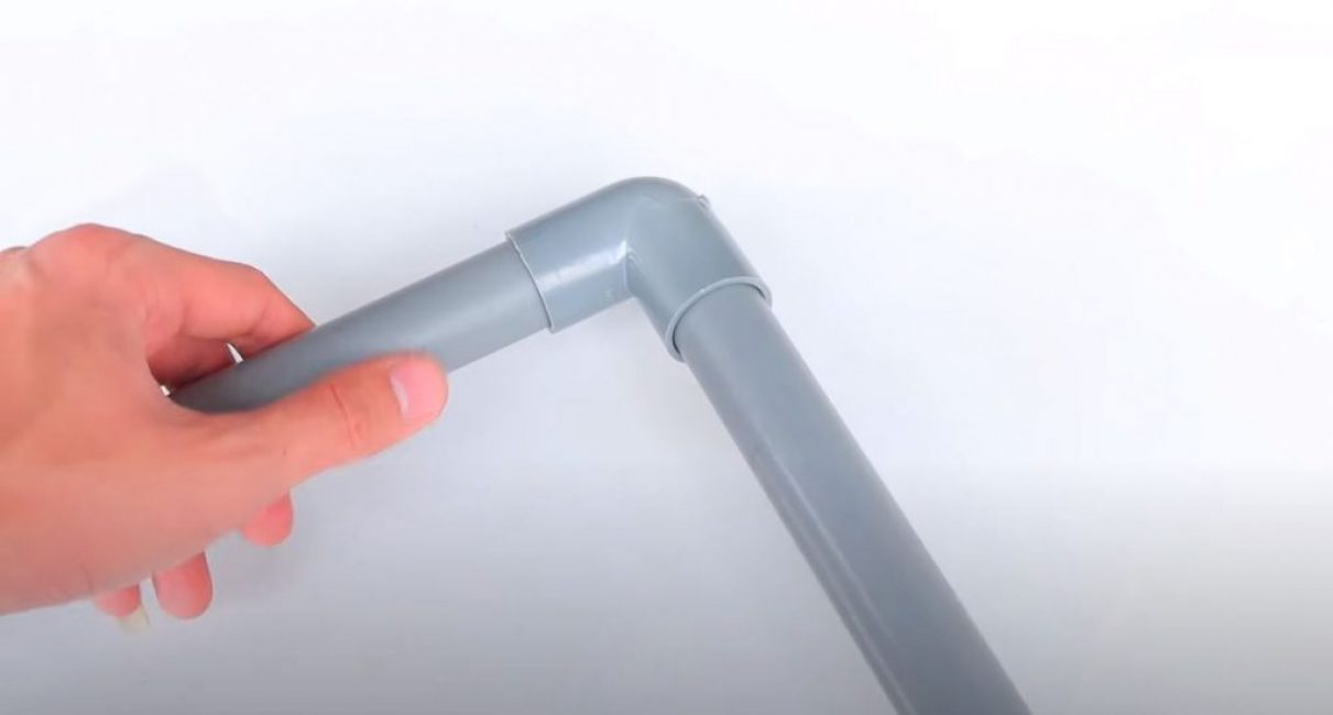 Collez le deuxième morceau de tuyau à un angle de 90 degrés