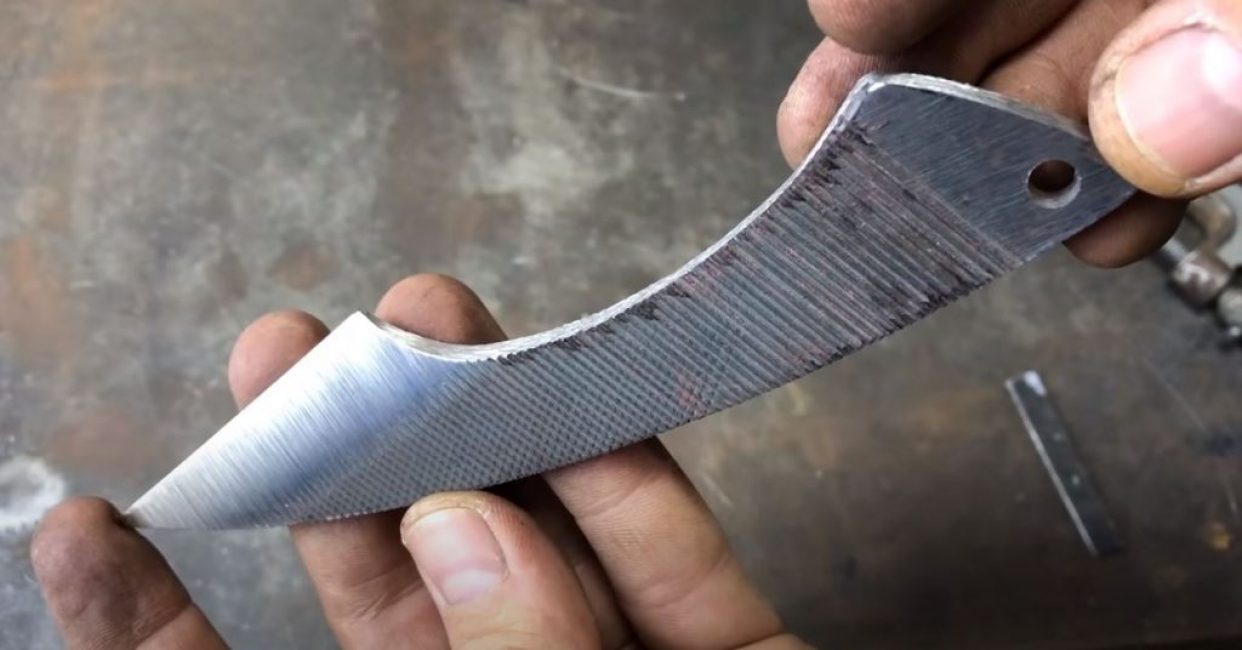 Nous affûtons le tranchant sur une ponceuse à bande des deux côtés