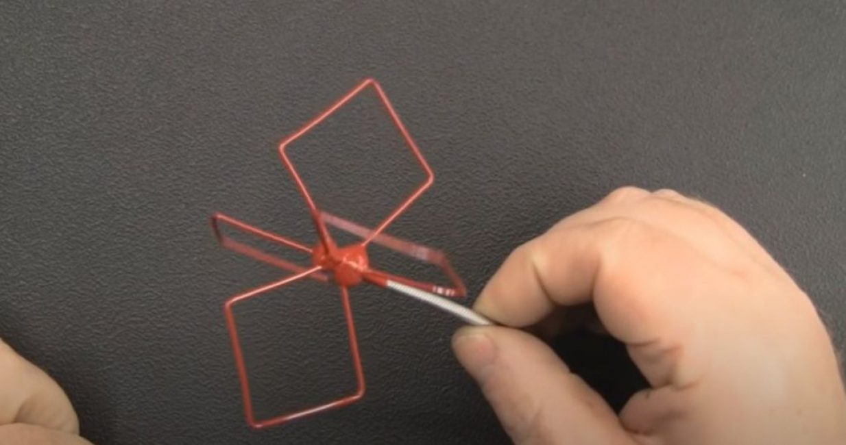 peindre l'antenne avec de la peinture en aérosol