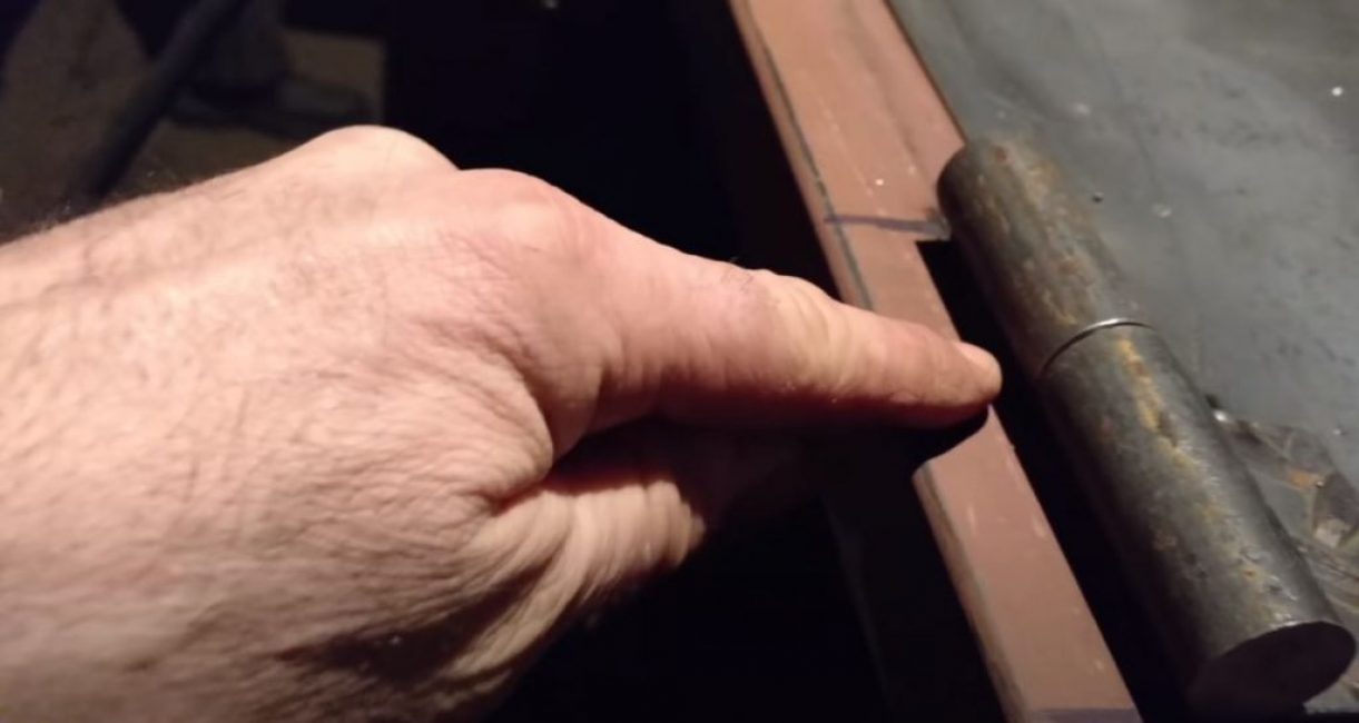 nous soudons la partie fixe de la charnière au cadre de la porte