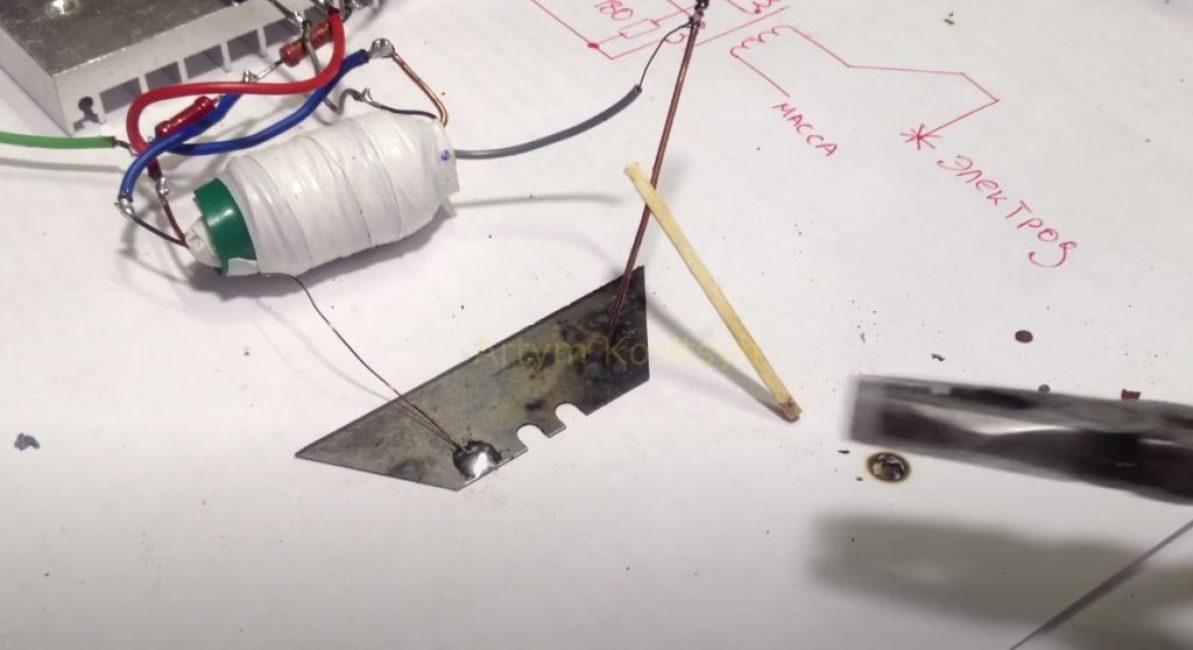 Nous utilisons un fil de cuivre inséré dans une allumette comme électrode.