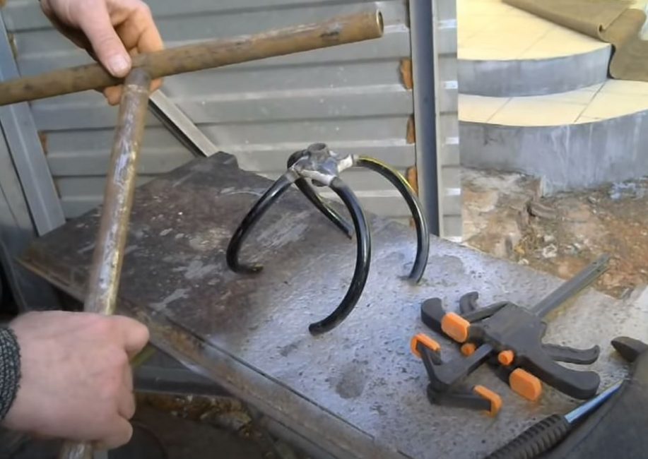 À partir d'un tuyau en métal, nous découpons une barre, pratique en hauteur pour le travail et une manivelle