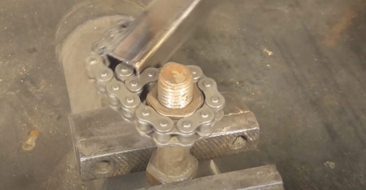 La clé s'enroule également parfaitement autour d'un écrou hexagonal régulier