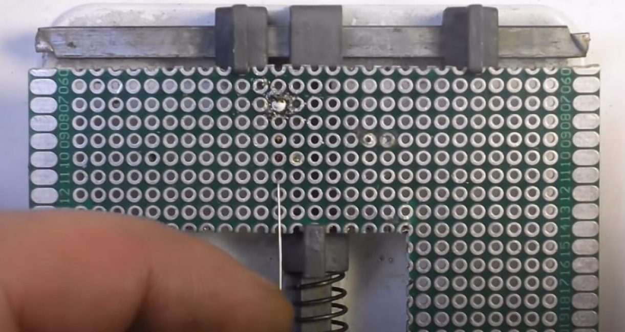 Après avoir chauffé avec un fer à souder, la résistance a été solidement soudée à la carte