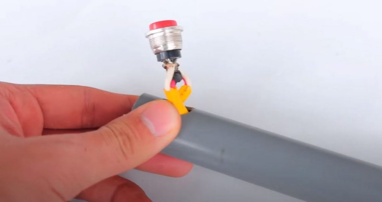 Au bout du deuxième tuyau, soudez et installez le bouton d'arrêt