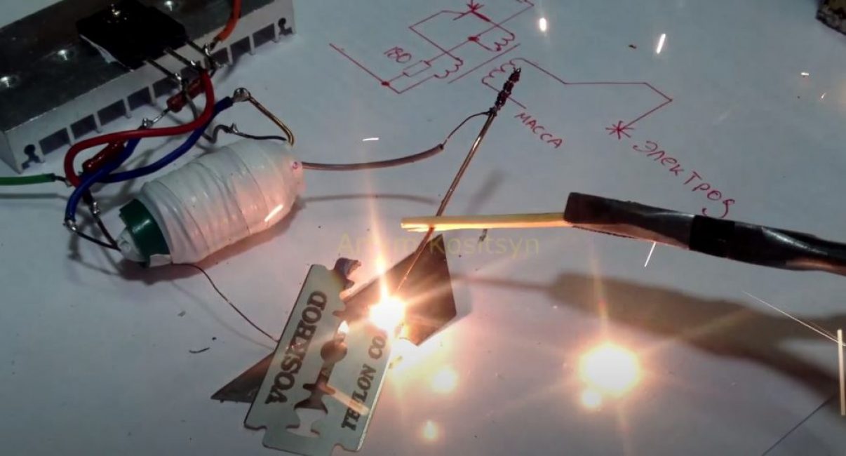 Avec une machine à souder sur mesure, il est facile de couper du métal fin