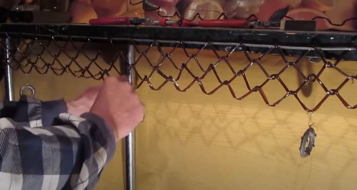 Nous commençons à tordre les pièces une par une