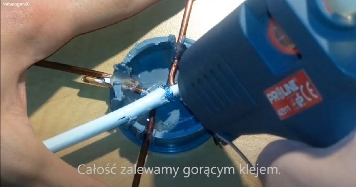 Nous remplissons les vides dans la boîte et les lieux de soudure avec de la colle chaude