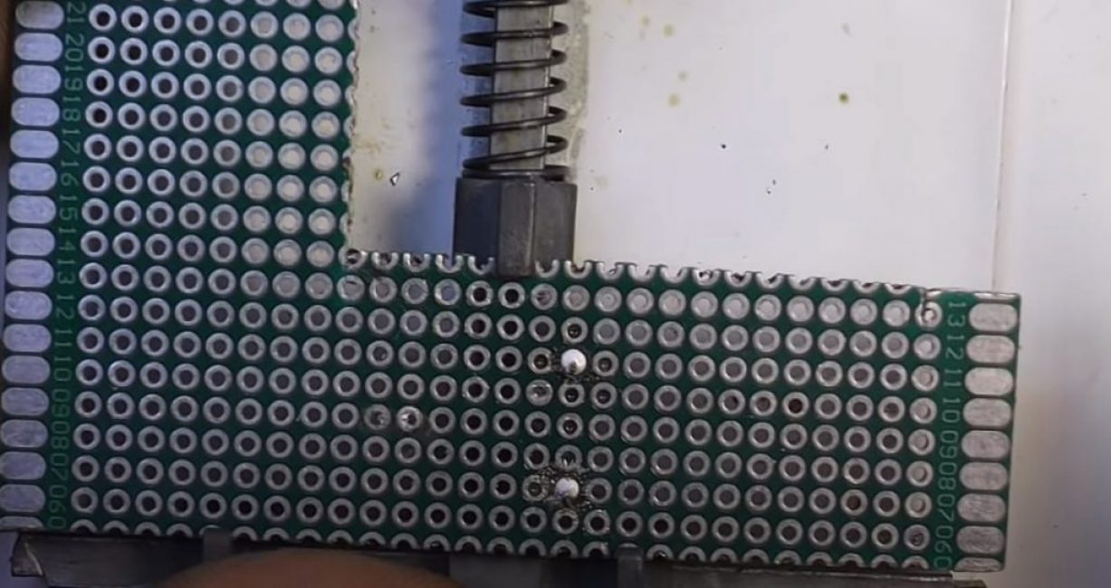 On effectue les mêmes opérations avec la deuxième patte de la résistance