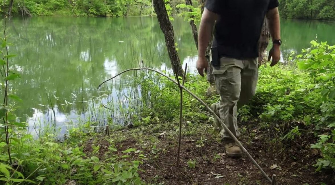 Nous mettons l'appât sur l'hameçon et le jetons à l'eau