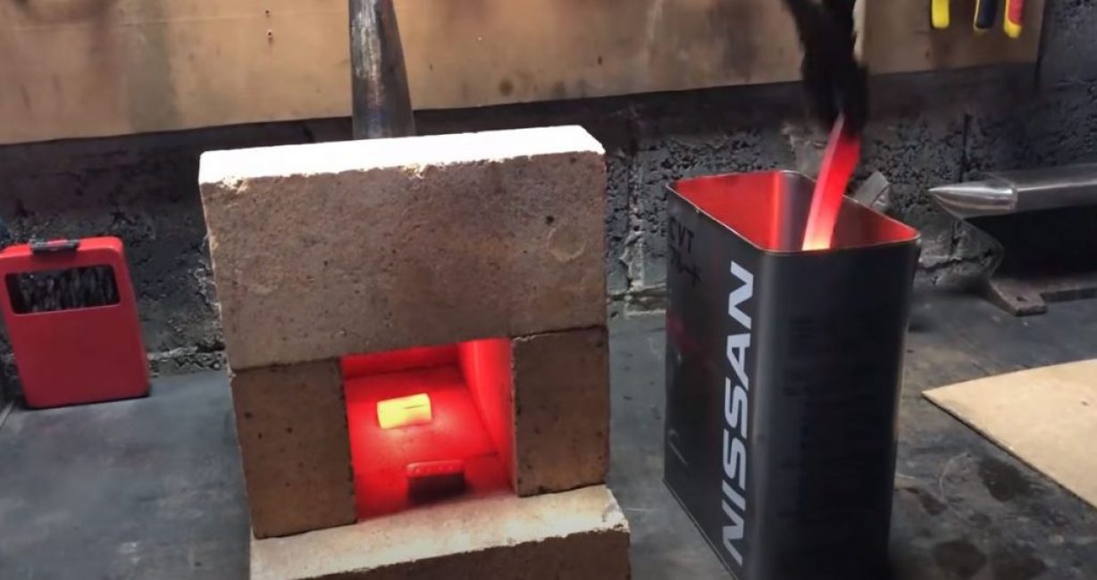 tremper la lame dans un récipient d'huile