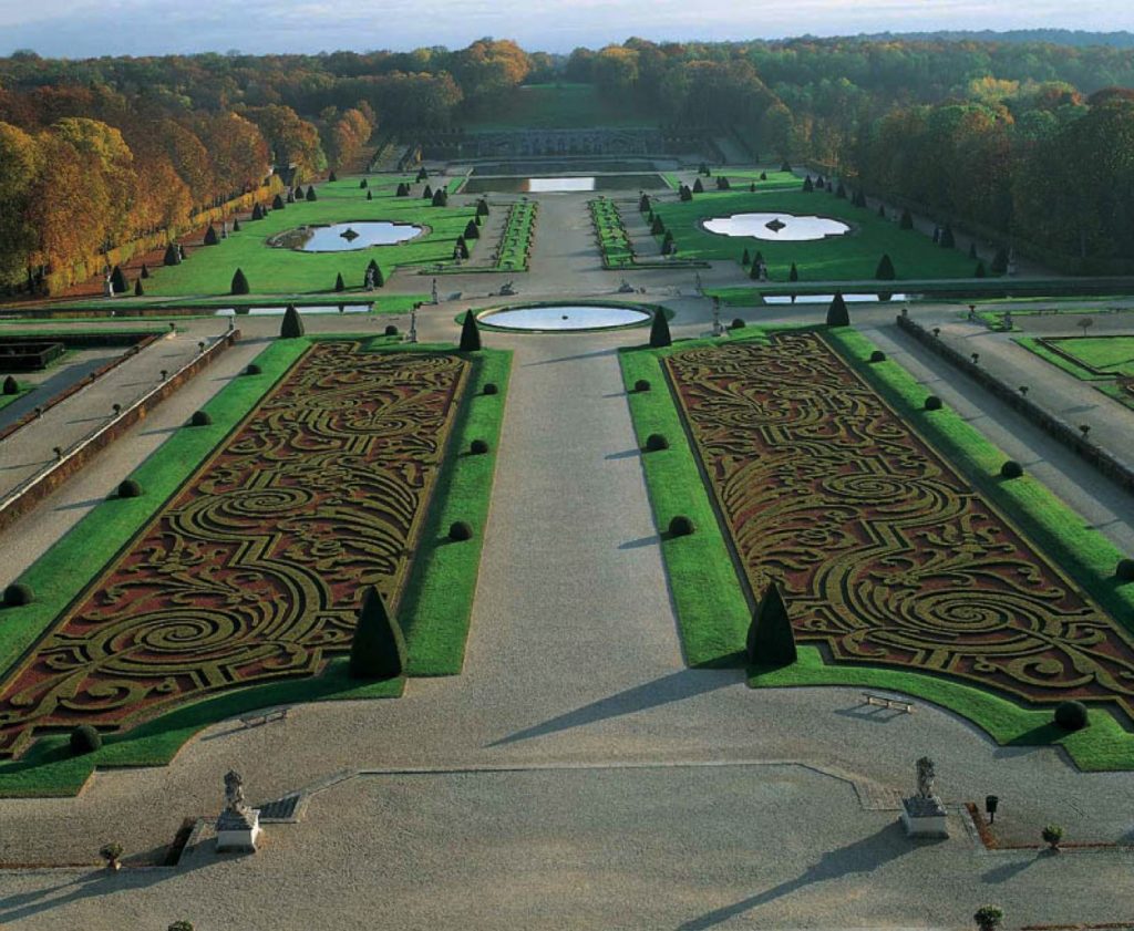 jardins de Versailles, il a également conçu les parcs de Fontainebleau, Chantilly, dans le palais de Saint-Germain