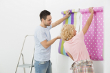 Comment coller correctement le papier peint: les secrets d'une décoration murale à faire soi-même rapide et de haute qualité
