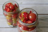 TOP-23 Recette de salades aux tomates en conserve : avec du thon, des haricots, du maïs et d'autres ingrédients. Conseils de cuisine (photo et vidéo) + avis